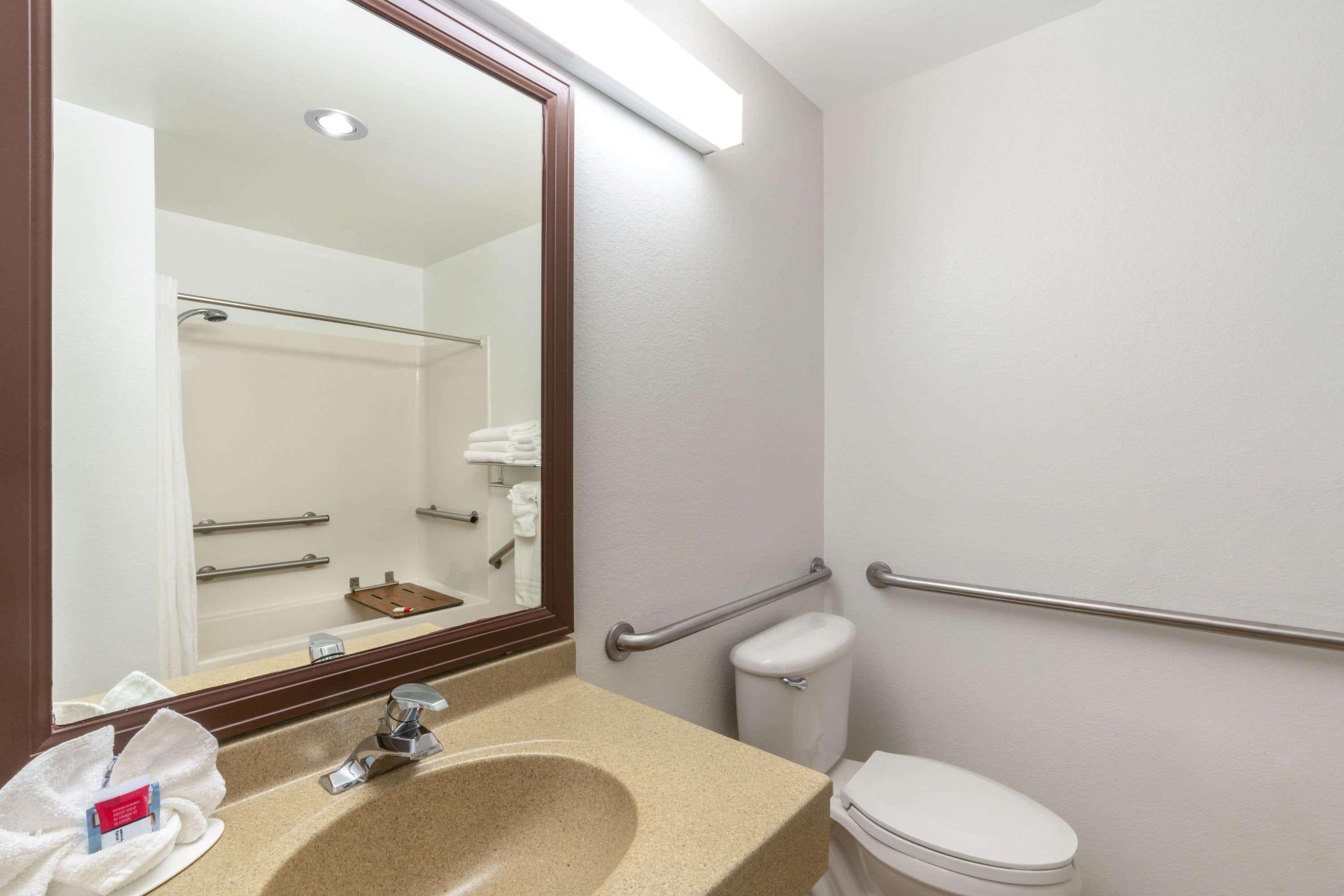 Microtel Inn & Suites Ратон Екстериор снимка